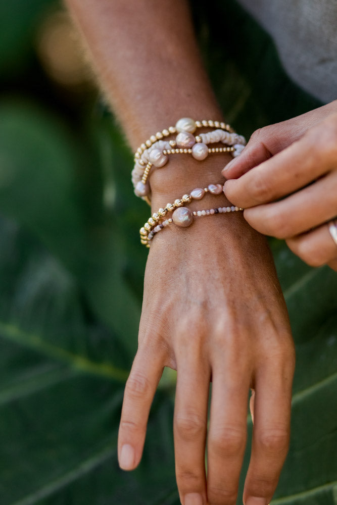 Stretchy Petite Keshi and Gold Bracelet